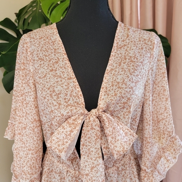 Simplee Ditsy Floral Flutter Sleeve Tie Front Romper Size Small EUC - Picture 2 of 13